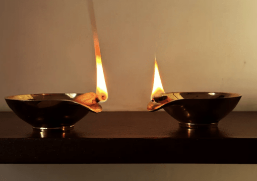 Kuber brass diya (set of 4) in Ivory gift box - Image 2